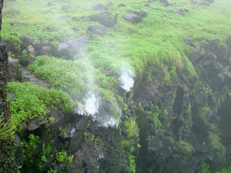 Vẻ đẹp choáng ngợp của những thác "nước bay" ngược kỳ ảo